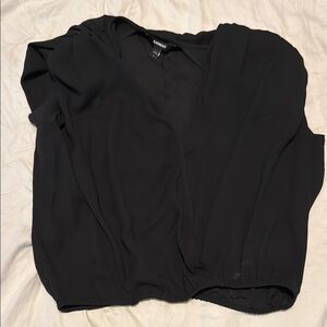 Express blouse with snap closure. Shoulder pads. Bubble hem.